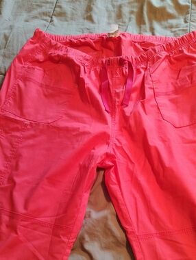 Women’s Straight-Leg Scrub Pants in Bright Coral Pink